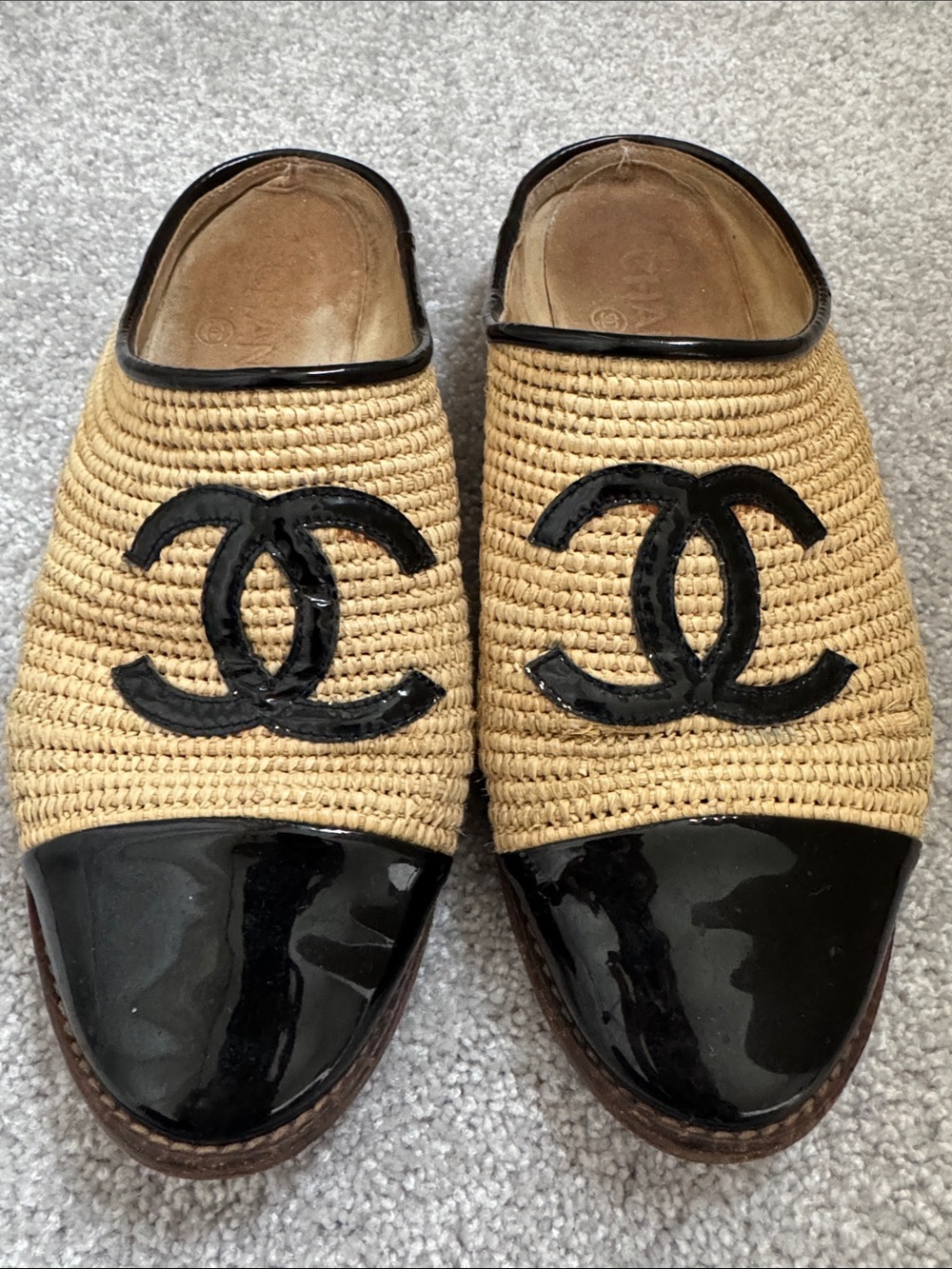 CHANEL authentic Natural Raffia and Black Patent Cap-Toe Mules, size 38 - Picture 2 of 9